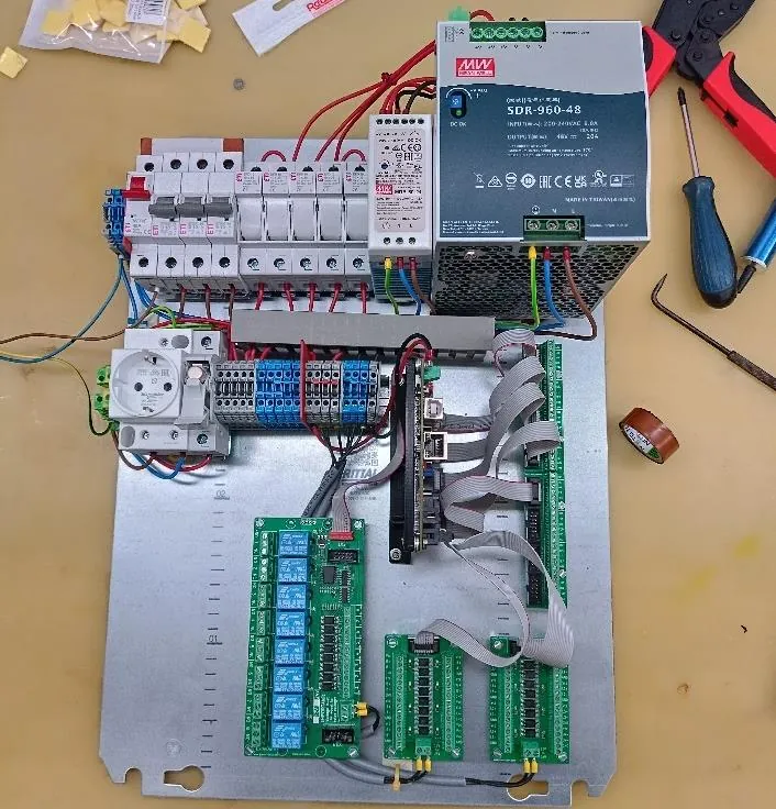 Krmilna omarica z elektronskimi komponentami